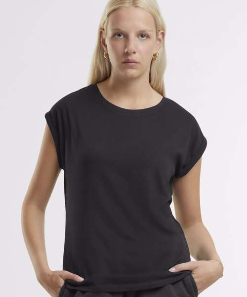 Women’s regular extended shoulder tee